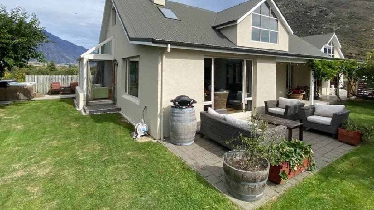 Frankton House | Sunny Riverside