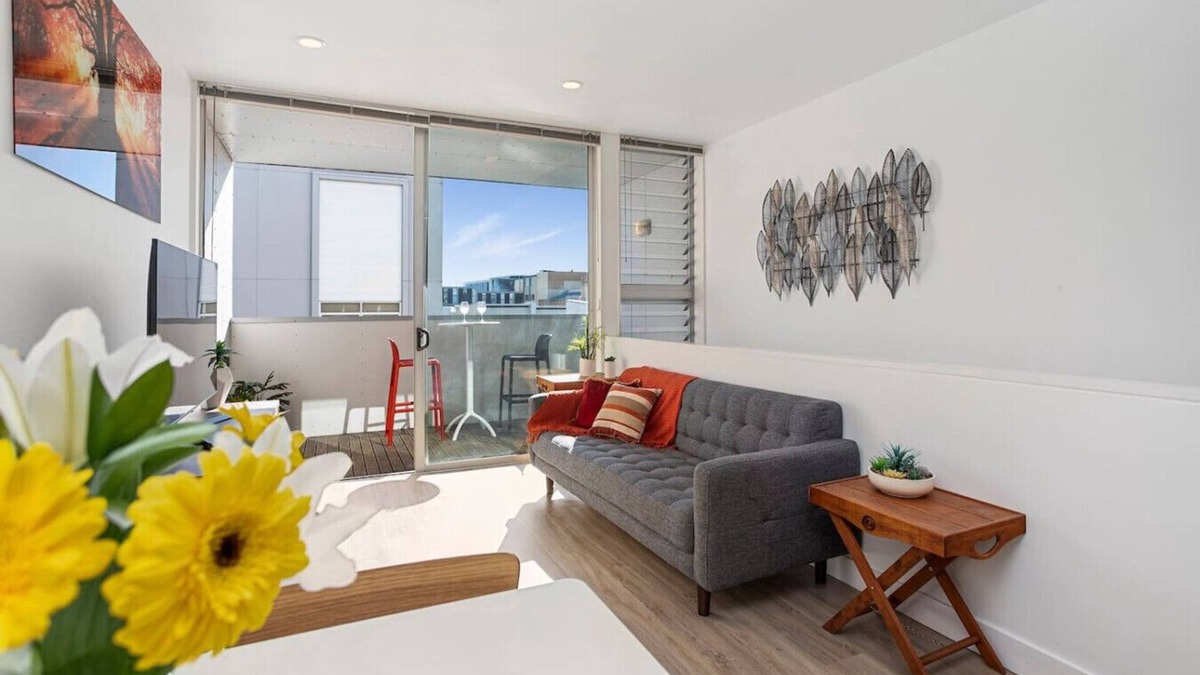 Auckland Central Business District Apartment | Sunny Split Level Apartment + Carpark
