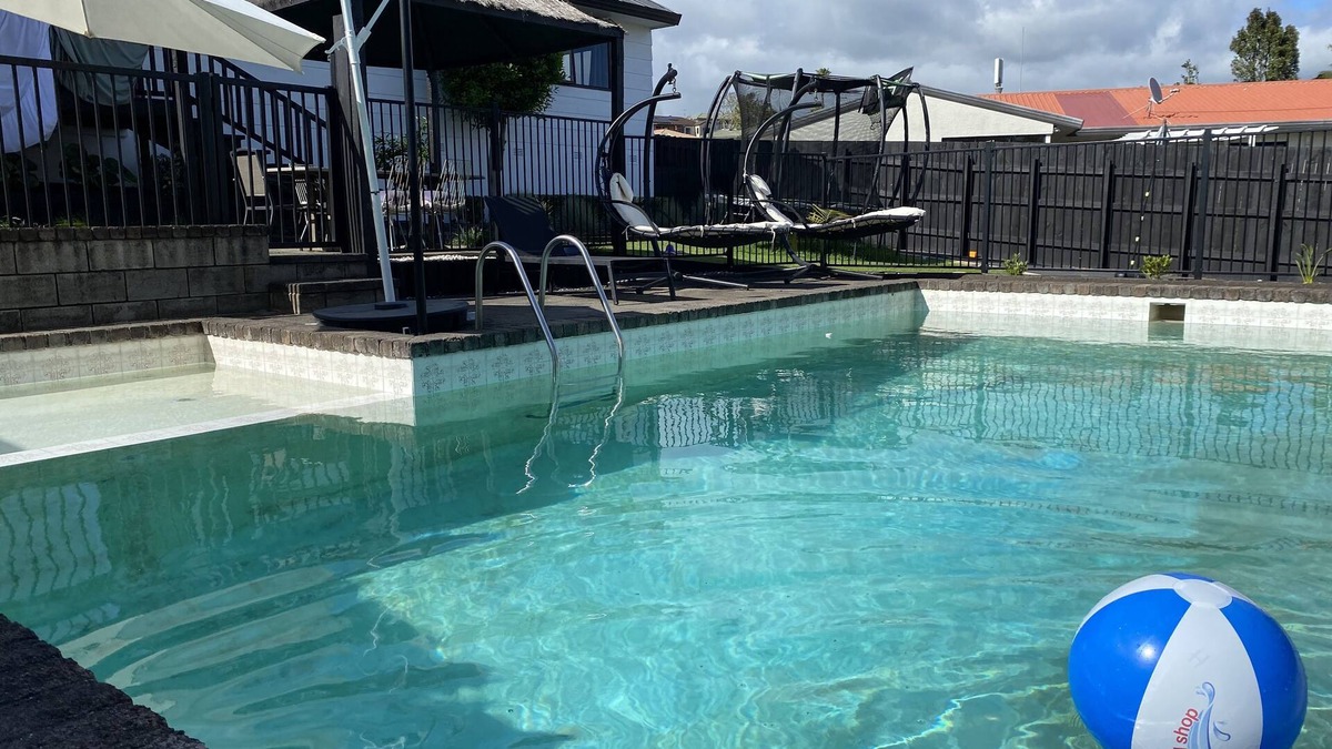 Welcome Bay House | Sunny Summery House with Large Pool