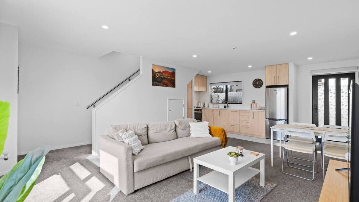 Addington Villa | Sunny townhouse with parking and EV charging in Christchurch