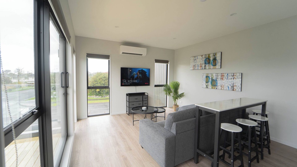 Sunnyhills House | Sunnyhills Viewside Town House | Wi-Fi & Netflix