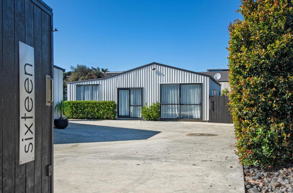 Mangawhai Heads House | Sunnyside Spa Retreat - Mangawhai Holiday Home