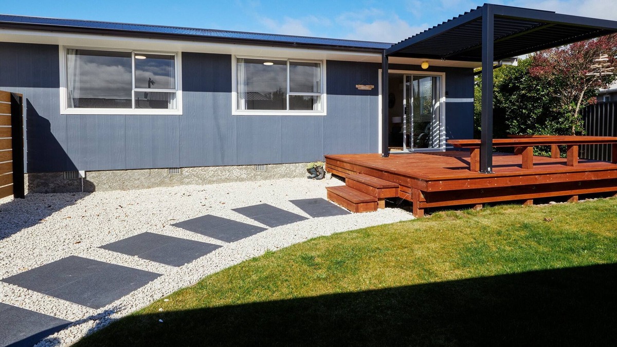 Kaikoura House | Sunset Hideaway - Kaikōura Holiday Home