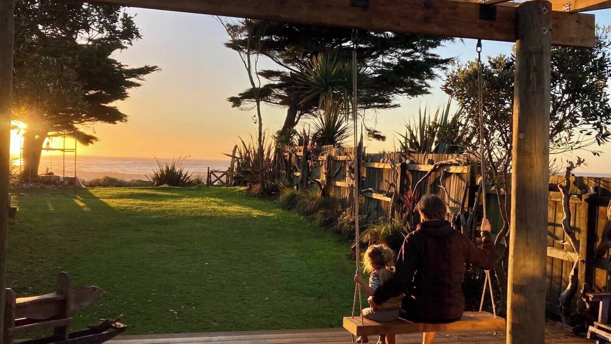 Hokitika House | Sunset retreat for all the family