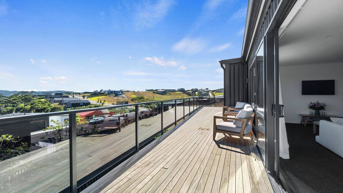 Raglan House | Sunset Stay - Raglan Holiday Home