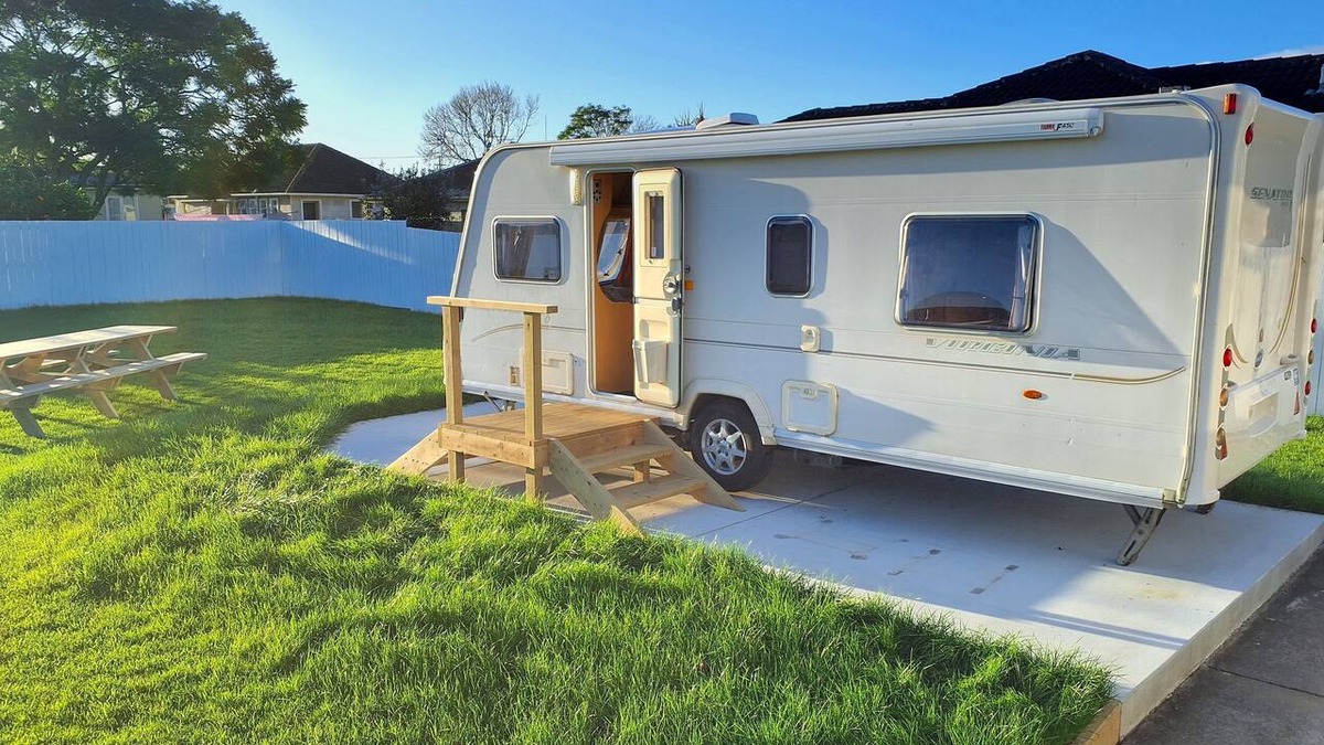 Tauranga House | Sunshine Caravan - Private & Self-Contained, 250m from Hospital