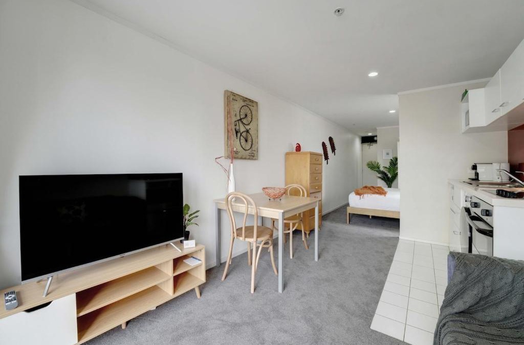 Auckland Central Business District Apartment | Super Central Studio - Aircon Balcony Kitchenette All you Need