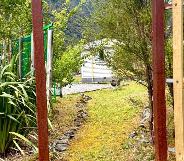 Otira Apartment | Super Cosy Little Cabin in the Heart of the National Park Close to Road and Railway