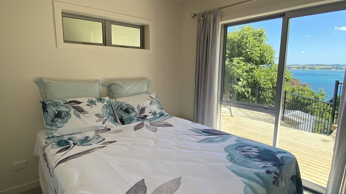 Whangaparaoa House | Superb Clifftop Flat with views back to Auckland