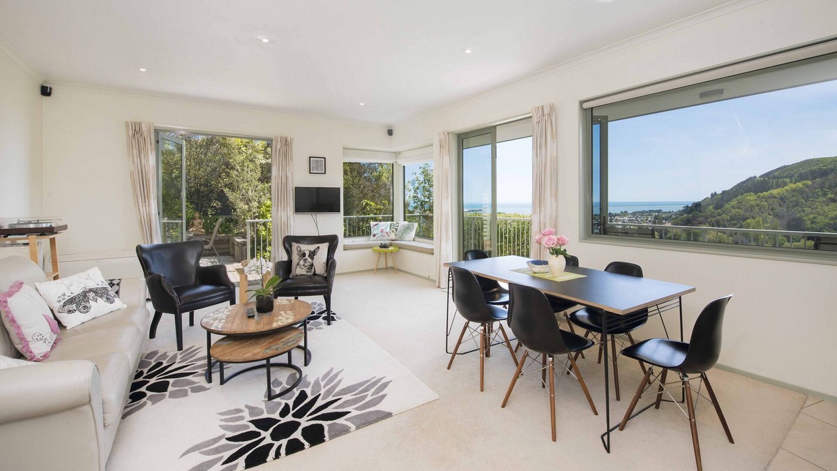 Nelson House | Superb Sea & Mountain Views with Spa pool!