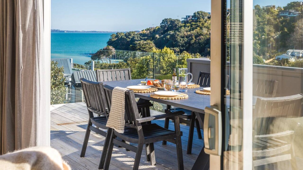Surfdale House | Surfdale Sea Views – Space for the Whole Family