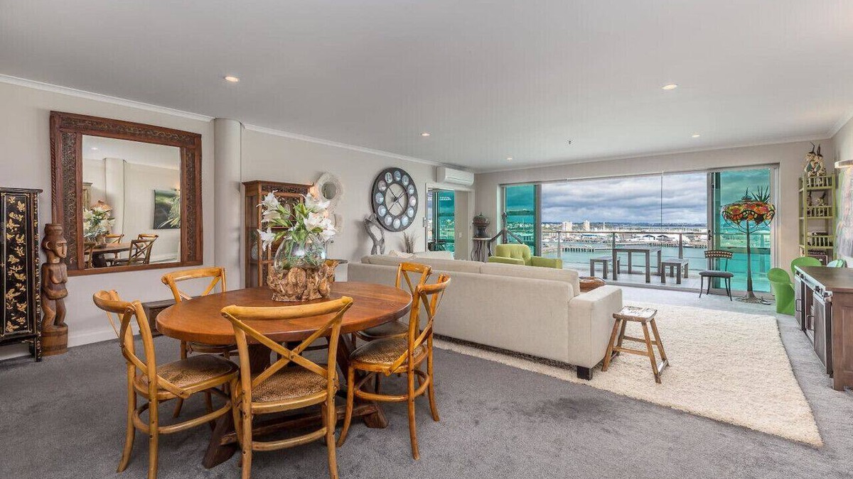 Auckland Central Business District Apartment | Sweeping Harbour Views, Spacious Two-Bedroom on PW