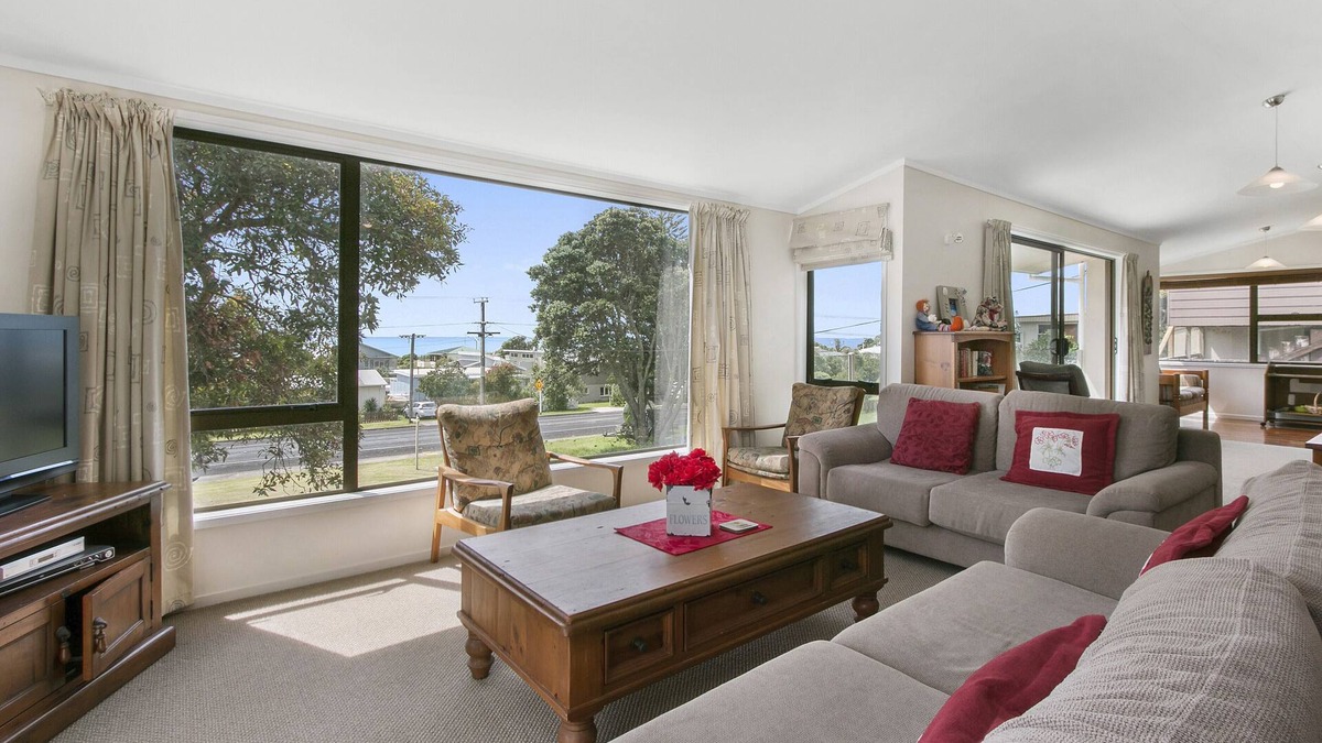 Waihi Beach Cottage | Sweeping Sea Views - Waihi Holiday Home