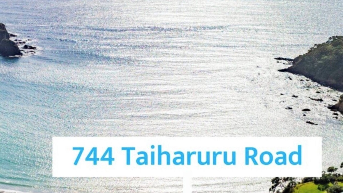 Taiharuru House | Taiharuru beach bach. Best of beach and rural living.