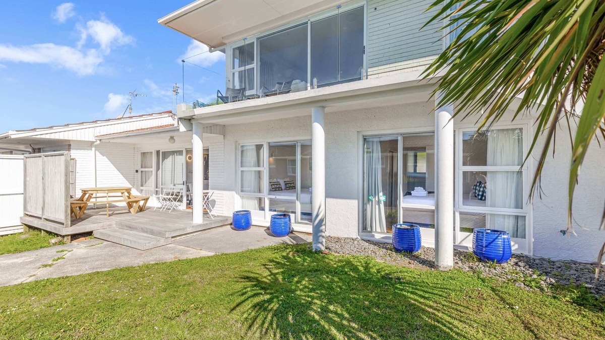 Hauraki House | Takapuna 2 BR House near beach with parking-Villa
