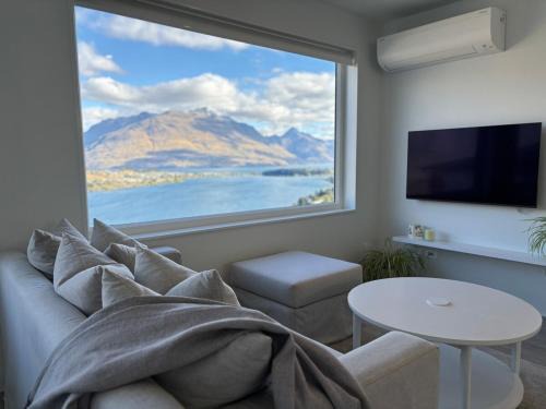 Frankton Villa | Takitimu Villa Remarkables View - Boutique Luxury, Private Bath with Stunning View