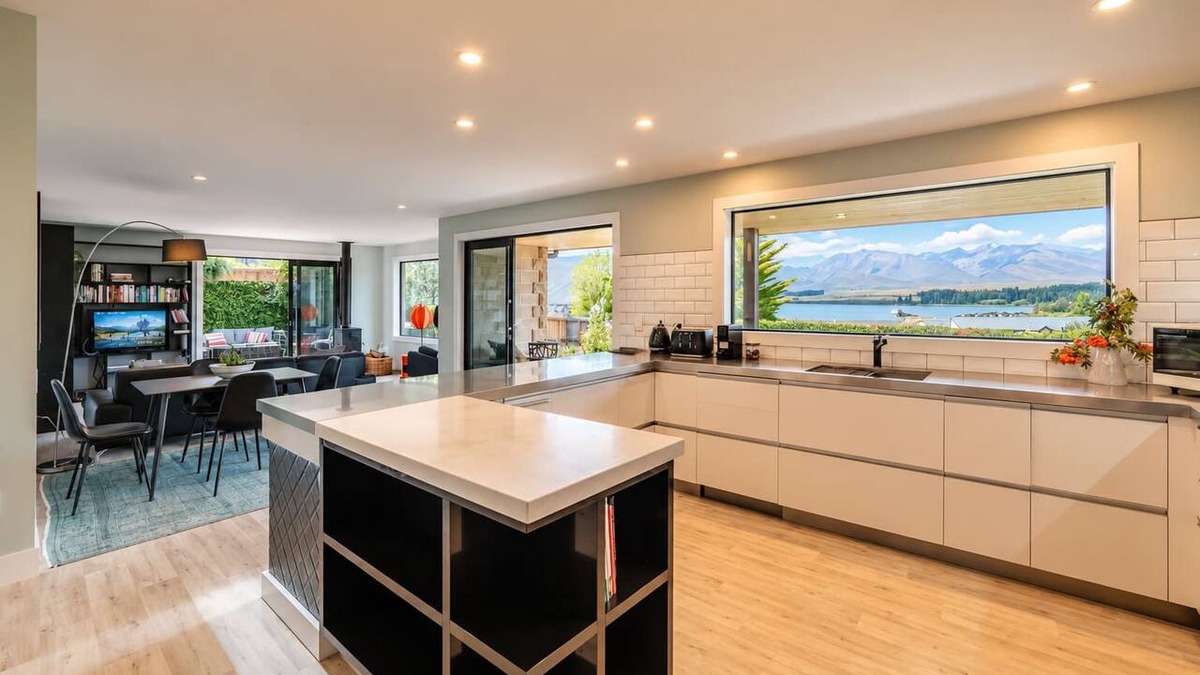 Tekapo House | Tasman | 2BR with Fireplace + Hot Tub + BBQ