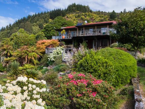 Marahau House | Tasman Hideaway - Marahau Holiday Home