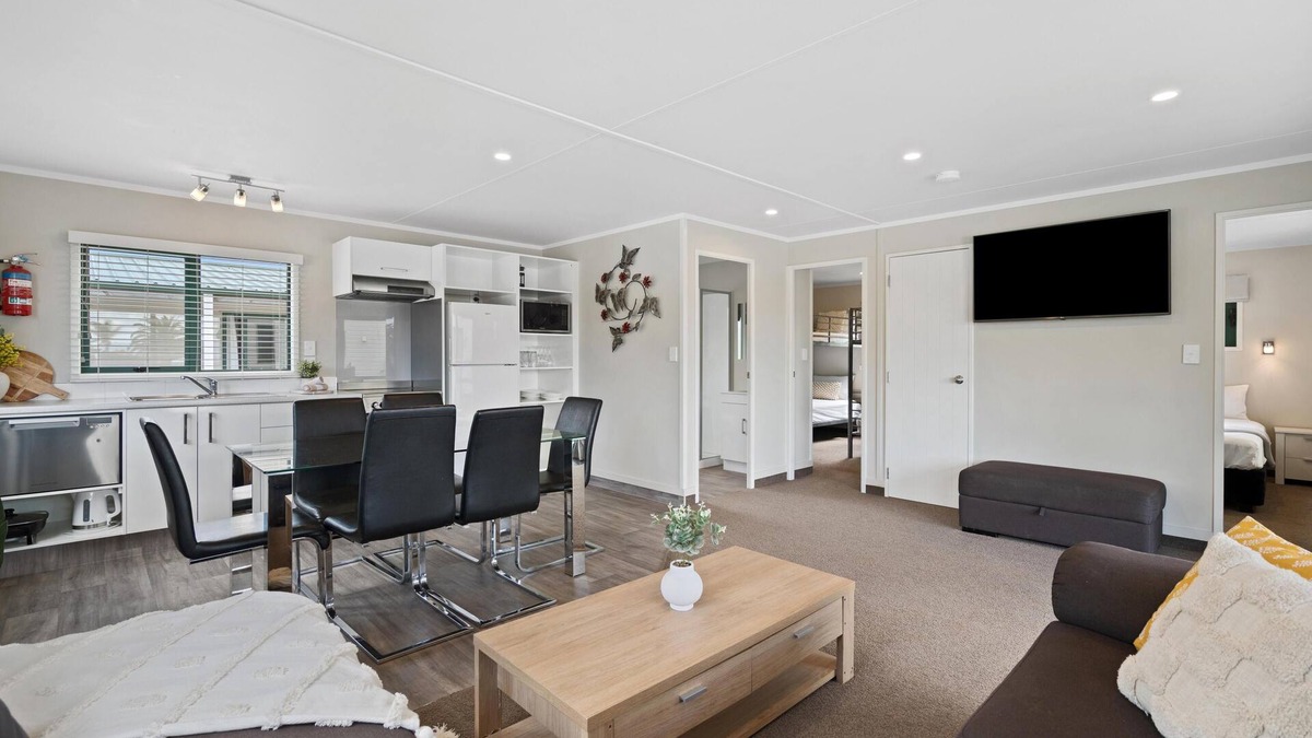 Waitakaruru Hotel | Tasman Holiday Parks - Miranda