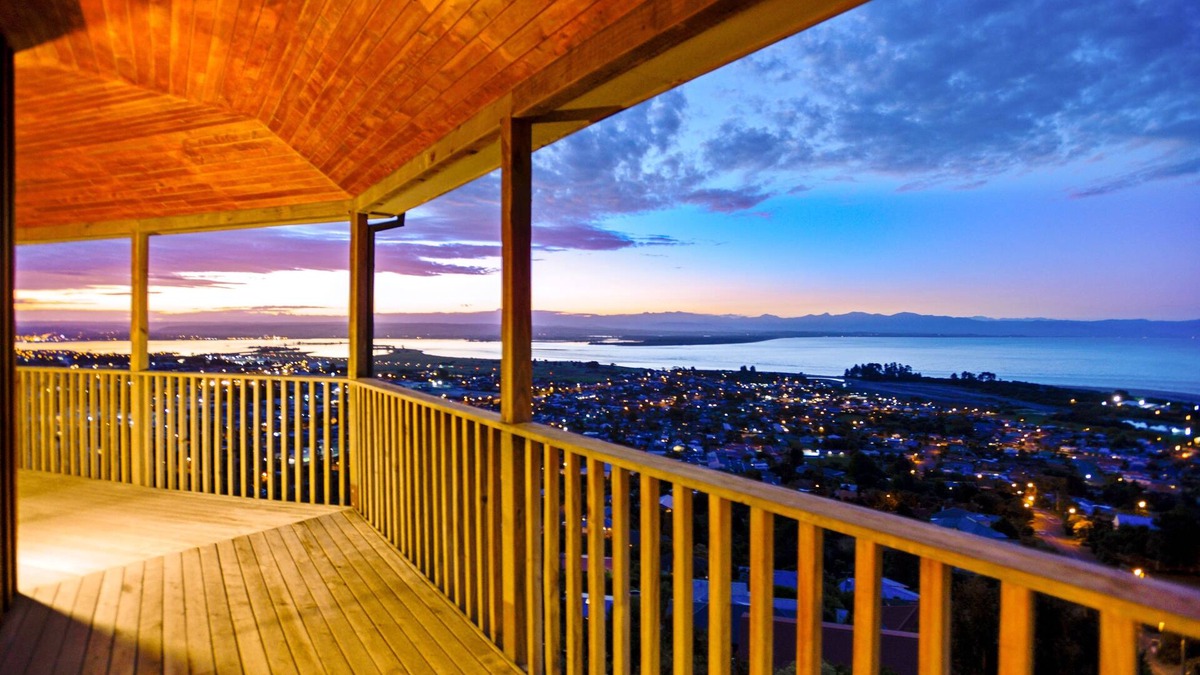 Tahunanui House | Tasman Vista - Stunning Nelson Holiday Home with Spa Pool