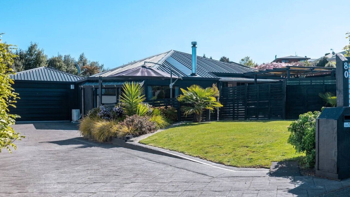 Taupo House | Te Aroha Whare | Serene BnB w/BBQ, Garage & Cozy Style