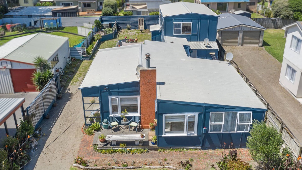 Himatangi Beach House | Te Manahuna Pet friendly spacious bach close to the beach