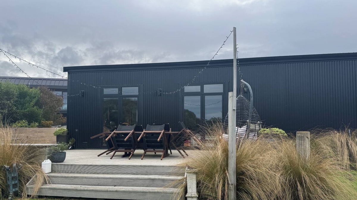 Karitane Apartment | Te Whare Karati - a modern garage house, warm and cosy, next to the sea