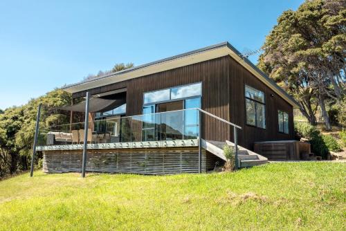 Omiha House | Te Whau Retreat - The Cottage - Be My Guest Waiheke
