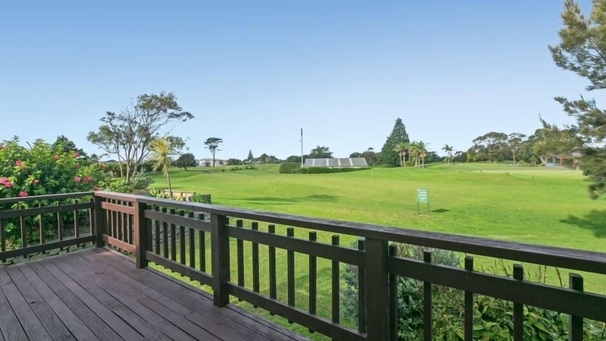 Omanu House | The 19th hole or the surf club - live the dream
