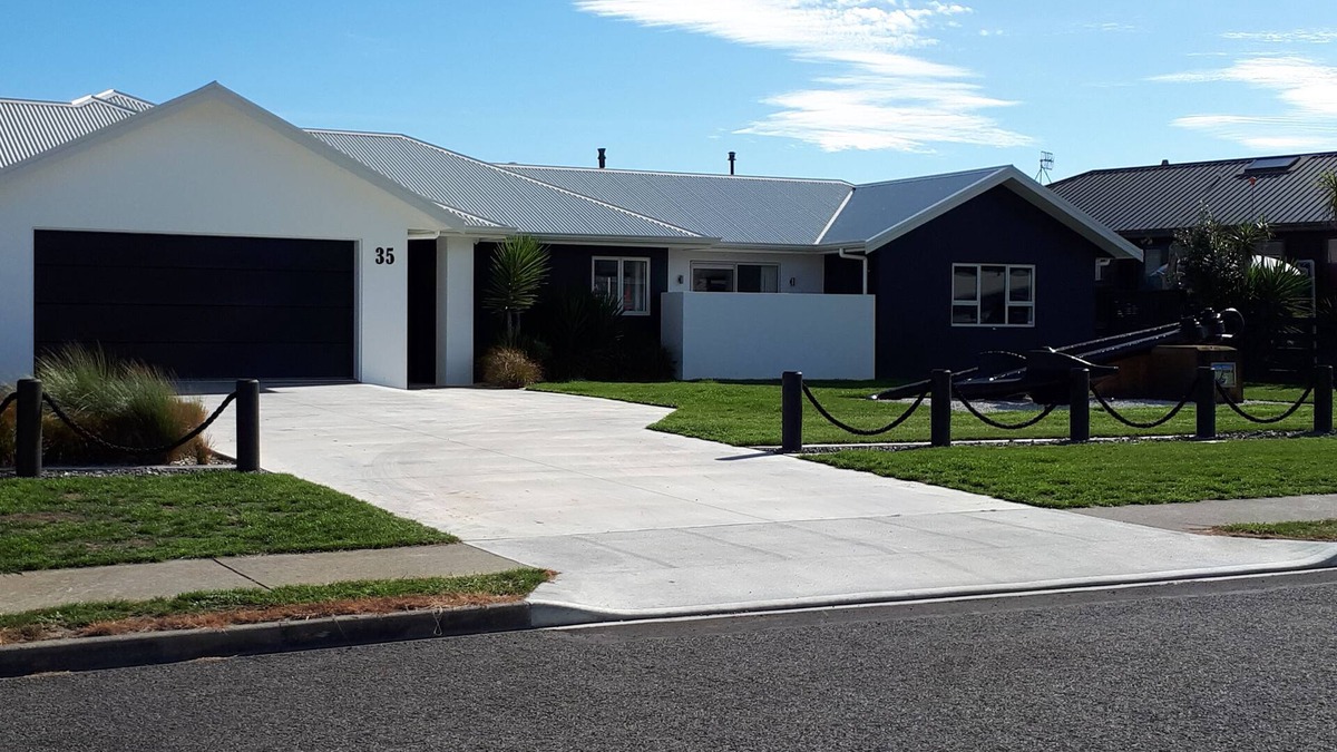 Waitarere Beach House | THE ANCHORAGE - MODERN BED AND BREAKFAST