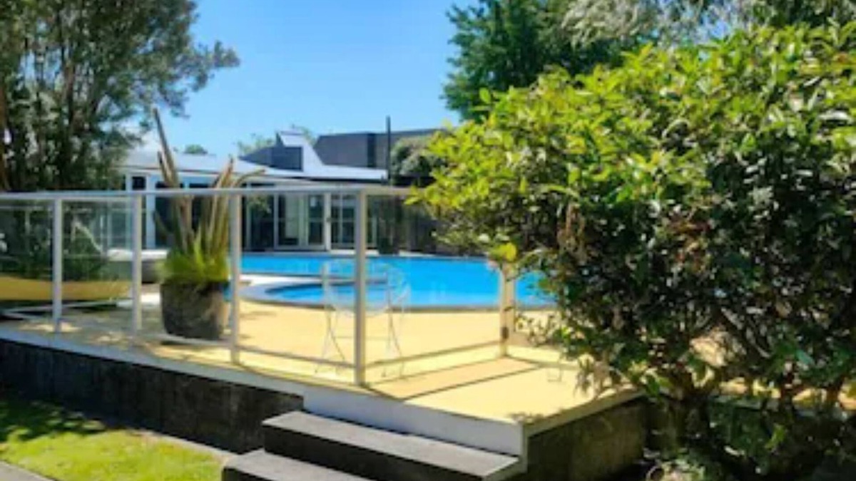 Whanganui Hotel | The Avenue Hotel