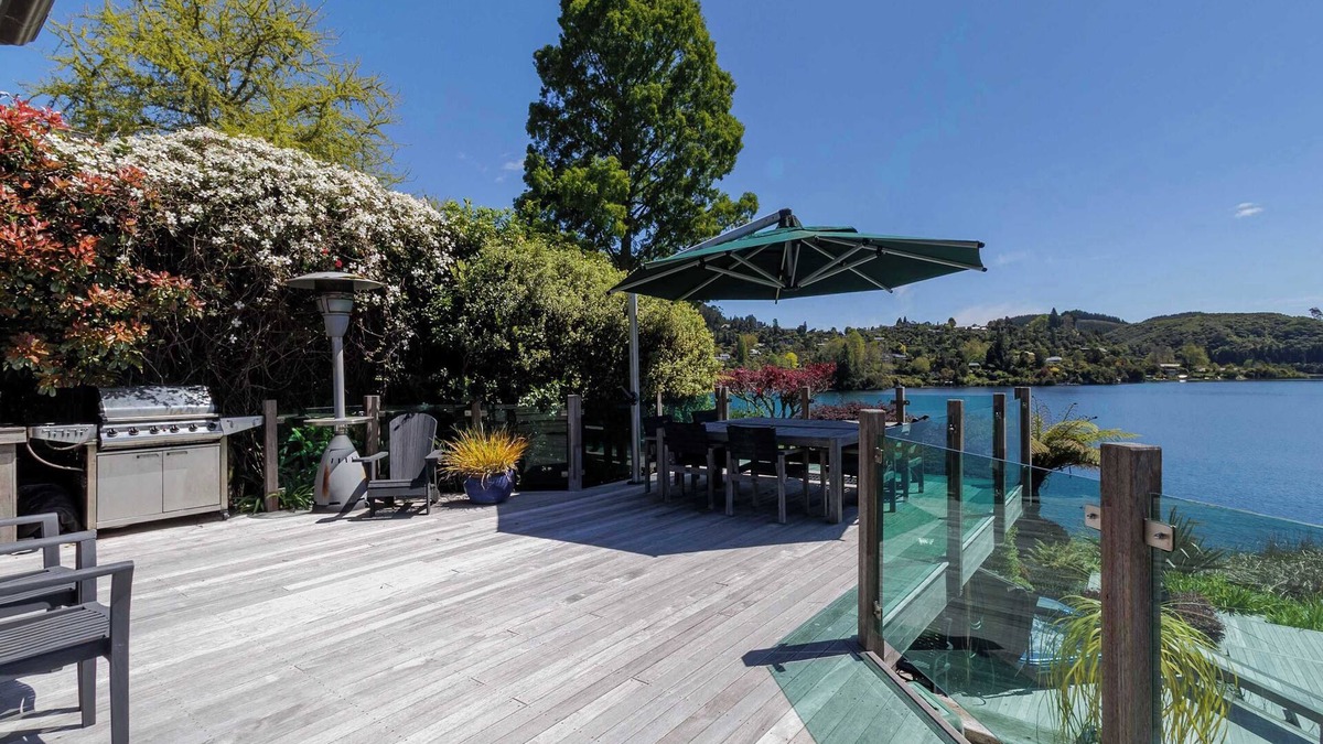 Lake Okareka House | The Bach - Ōkareka Waterfront, Spa Pool, Sleeps 8