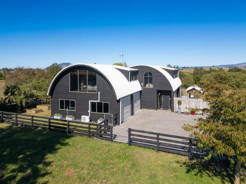 Te Awamutu House | The Barn & Bivvy