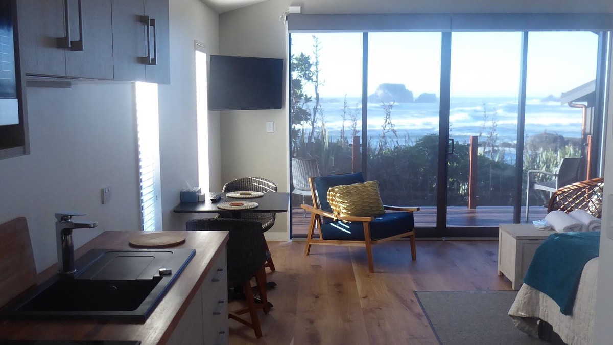 Cape Foulwind Cabin | The Bay House Beachfront Accommodation