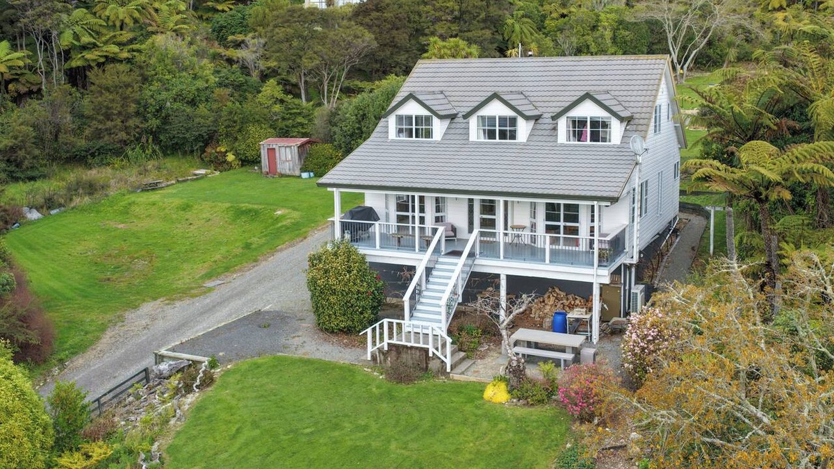 Moetapu Bay House | The Bay House - Moetapu Holiday Home