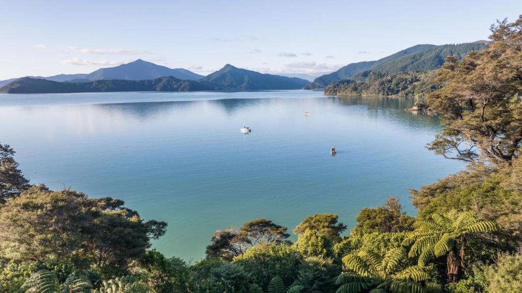 Moetapu Bay House | The Bay House - Moetapu Holiday Home