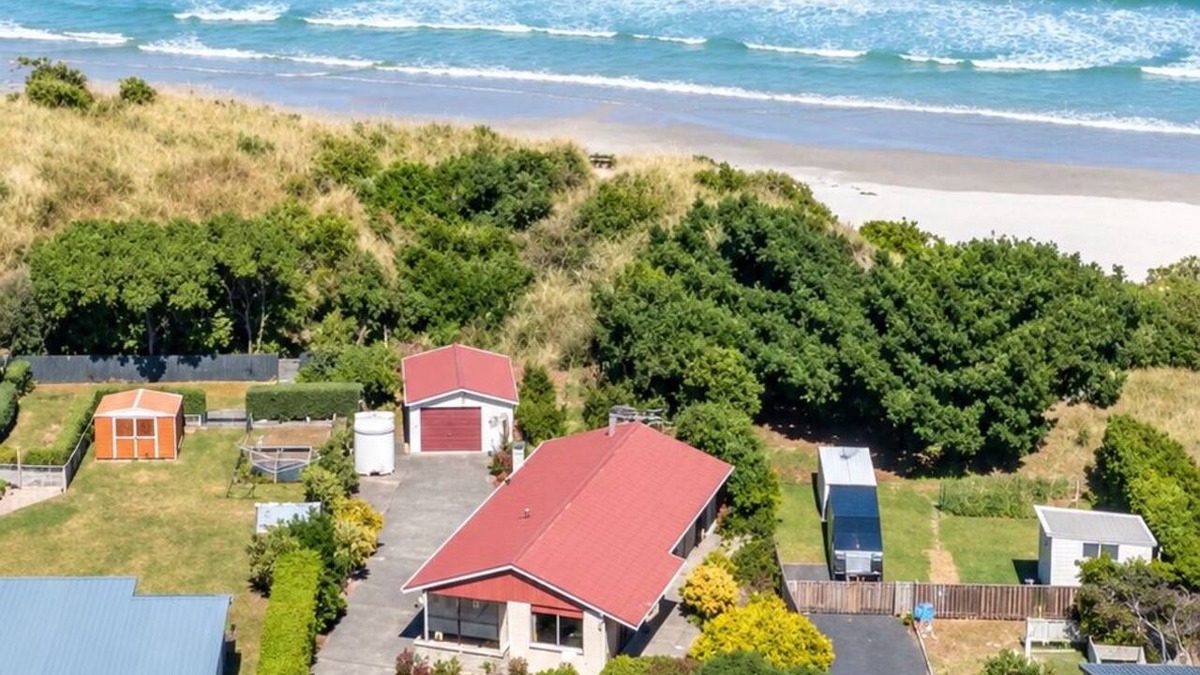 Dunedin House | The Beach House - Private beach access and SKY SPORT