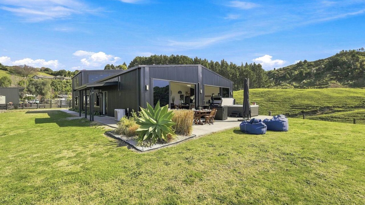 Bay of Plenty Region House | The Black Barn - Whakatane Holiday Home