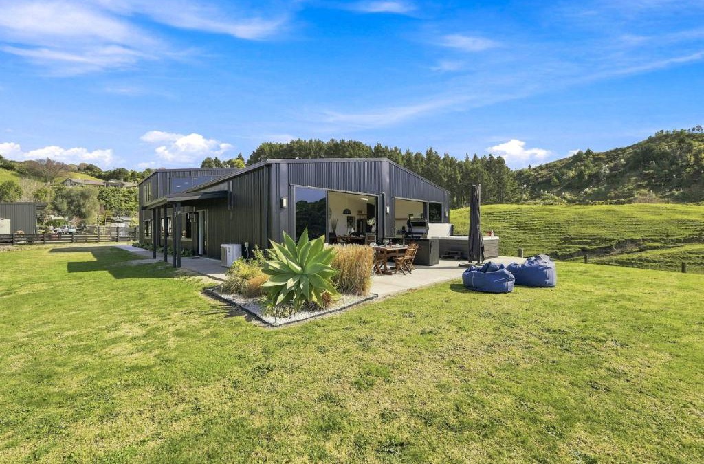 Bay of Plenty Region House | The Black Barn - Whakatane Holiday Home