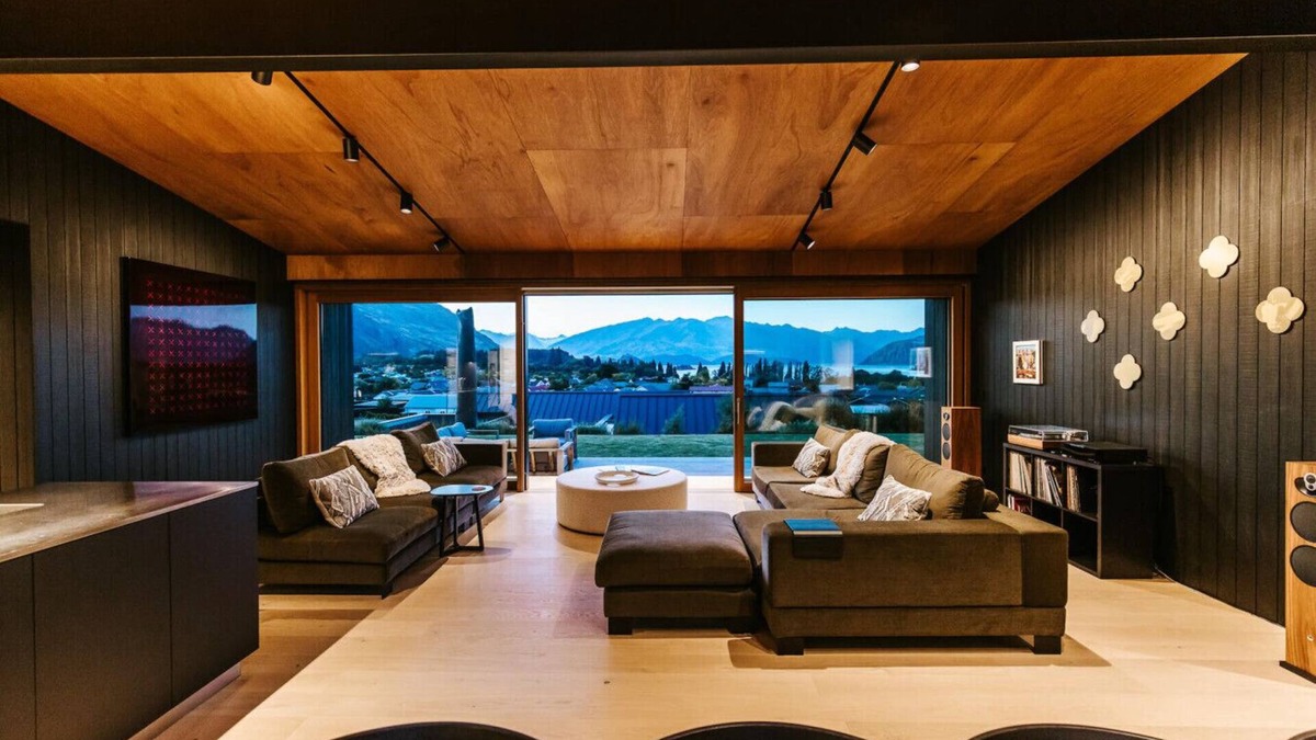 Wanaka House | The Brick House - Stunning Lake Views - Sleeps 10