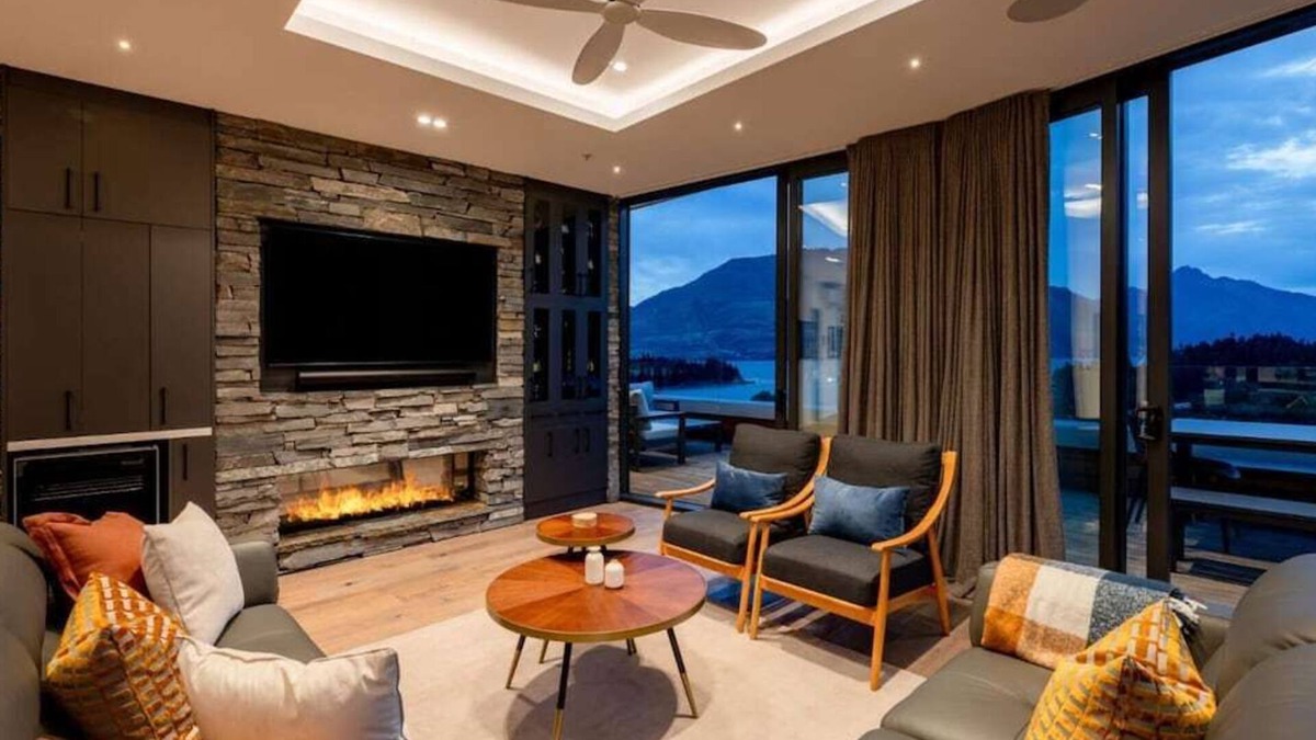 Queenstown City Centre Apartment | The Cove Penthouse, Free Parking, Fire Place, AC