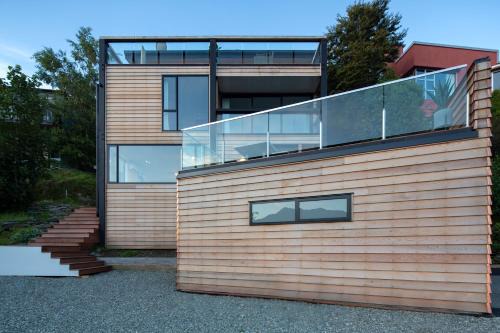 Queenstown City Centre Apartment | The Cove Penthouse- Lake Views- Free Parking- AC- BBQ