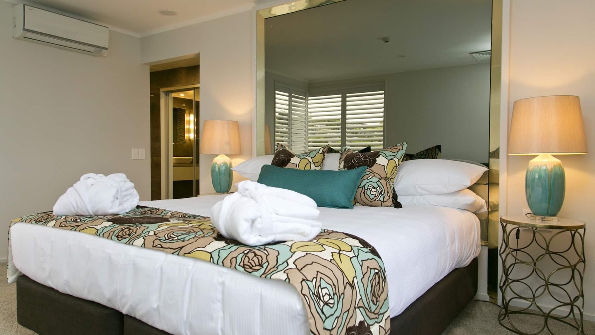 Waipahihi Hotel | The Cove Taupo