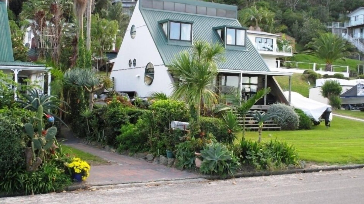 Rangiputa House | The creek in the sunny far north