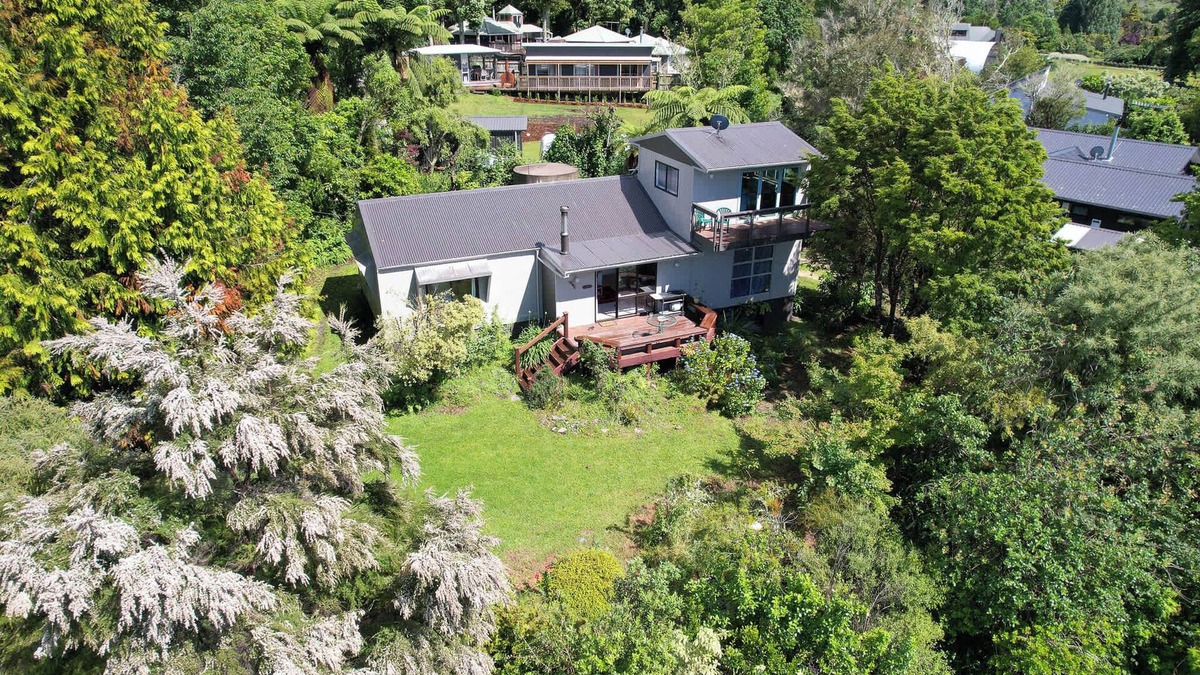 Lake Tarawera House | The Enclave - Lake Tarawera Views, Sleeps 6