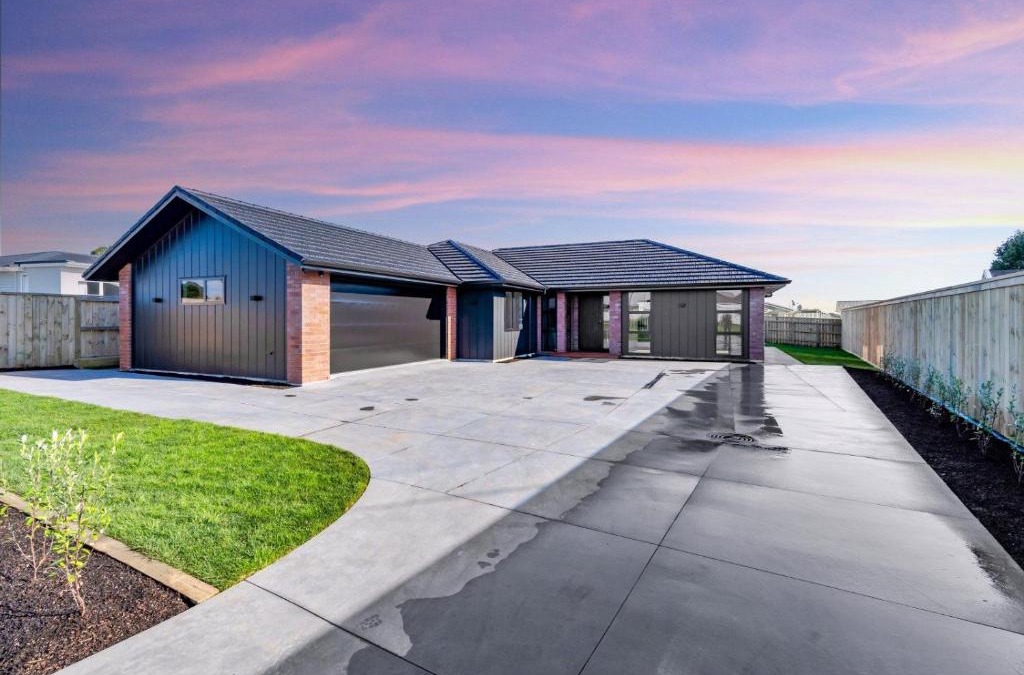 Bell Block Villa | The Family home, Game Zone & Outdoor Fireplace- Sleeps 10