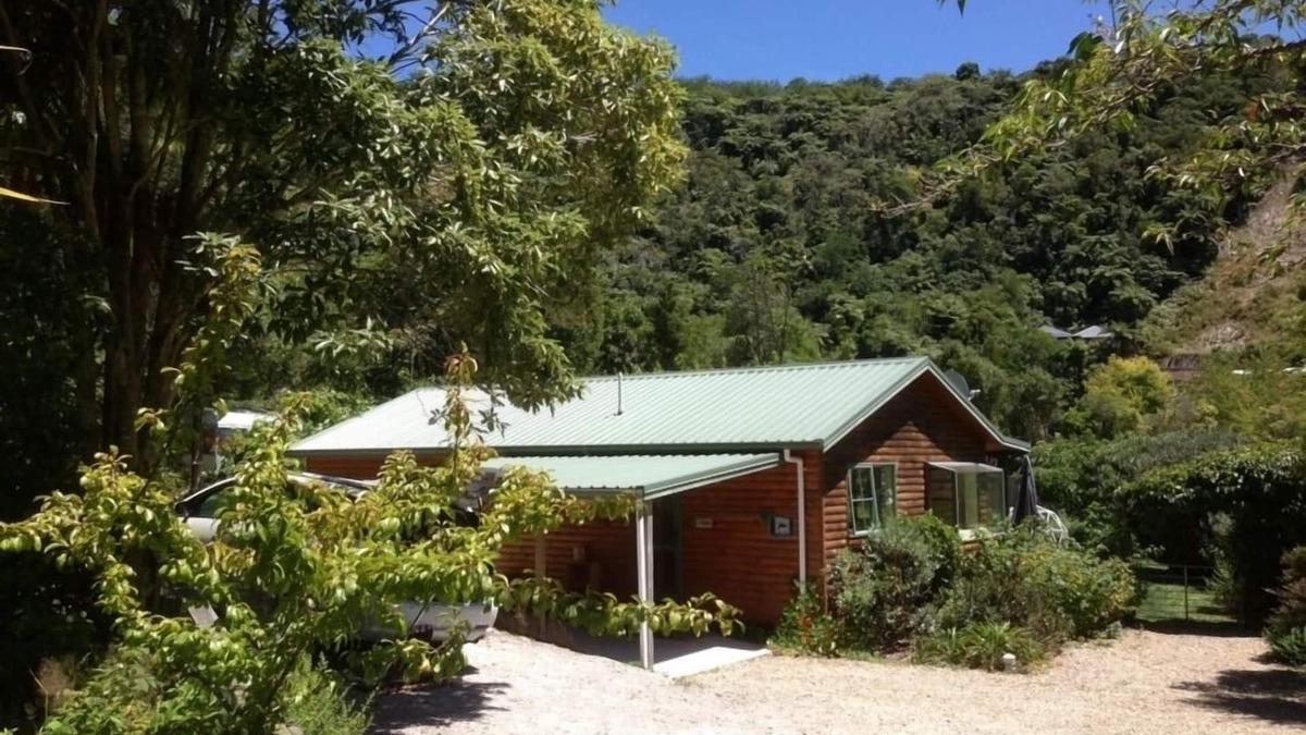 Lake Tarawera House | The Fidgety Fantail