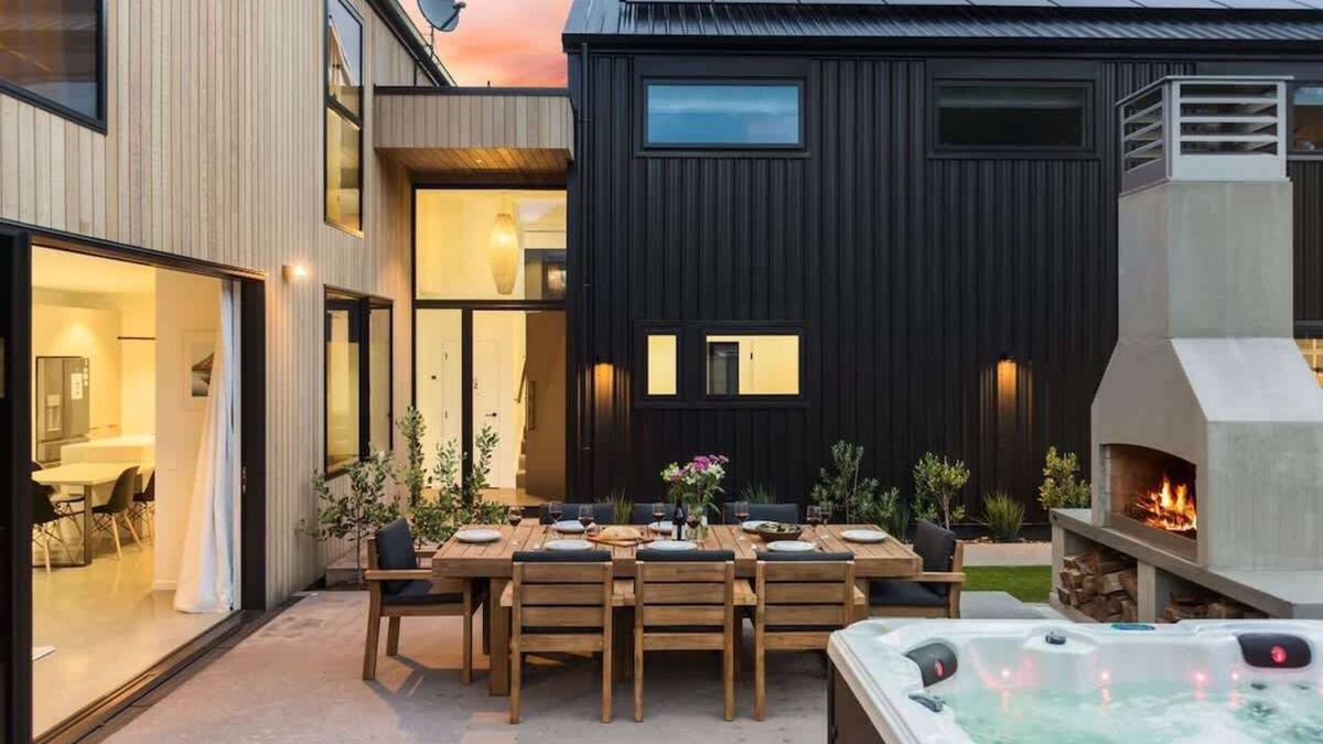 Arrowtown House | The Gold Mine | Spa pool | Outdoor fireplace