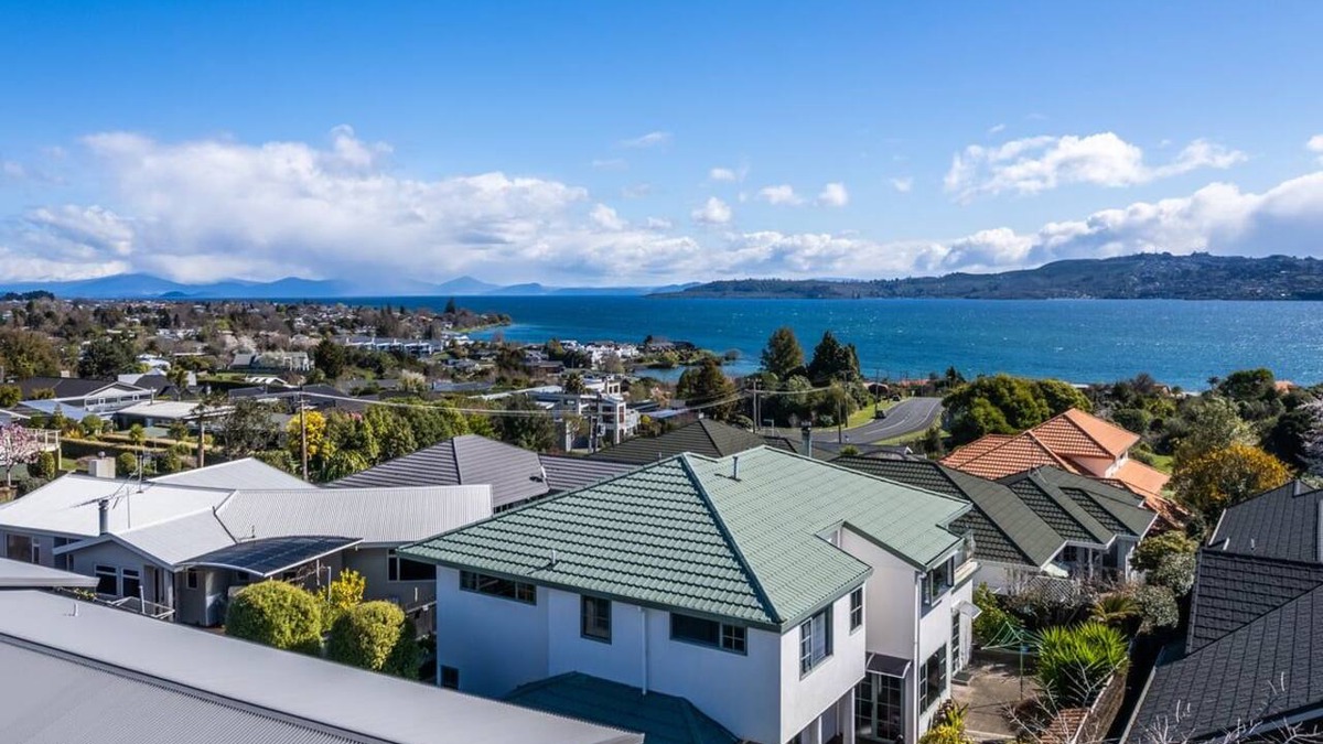 Waipahihi House | The Good Shepherd - Large Family Home
