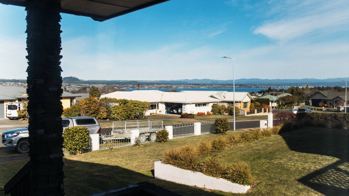 Taupo House | The Grove - Lake Taupo Holiday Home